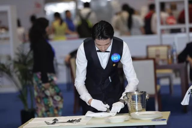 技藝精湛展風(fēng)采，服務(wù)卓越贏未來(lái)——上海市商貿(mào)旅游學(xué)校選手在第45屆世界技能大賽全國(guó)選拔賽中榮獲餐廳服務(wù)項(xiàng)目銀牌